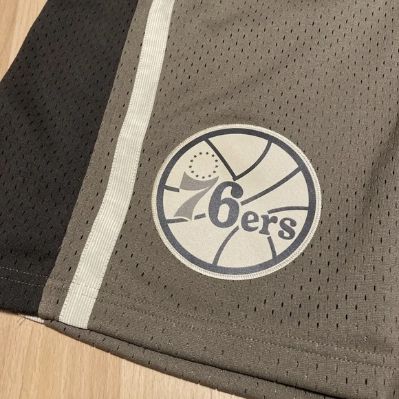 Mitchell & Ness Philadelphia 76ers Sixers Astro Swingman Short - Picture 2 of 3